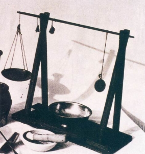 一种小型的杆秤，学名戥秤，是旧时专门用来称量金、银、贵重药品和香料的精密衡器。 ... ... ... ...