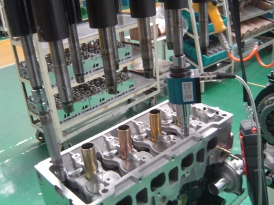 对5根旋向控制正常的轴：单轴校准。图左为自制接长杆一根。校准时，通过控制旋向按钮，让装有扭矩测试仪的  ...