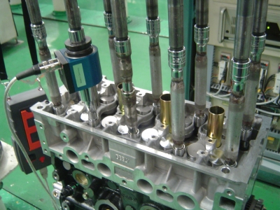 对5根旋向控制异常轴的校准：联动校准。图中除扭矩测试仪外，还有九根接长杆，与十轴拧紧机轴数对应，以实  ...