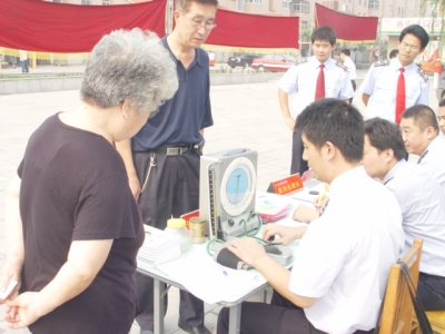 计量所同志为社区群众免费检修血压计